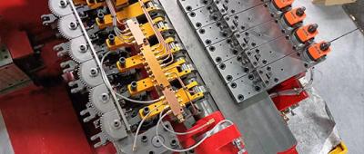 Le macchine di testa a freddo multistazione sono precise?