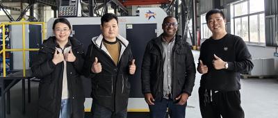 I clienti visitano la fabbrica di cera